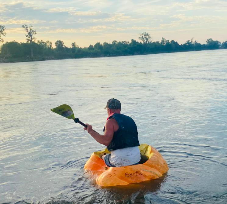 美国内布拉斯加州男子汉森27日为了庆祝60岁生日，乘坐一个巨型南瓜并在密苏里河划行了38英里（约61公里），有望打破金氏世界纪录。图／截自脸书（@City of Bellevue, Nebraska）(photo:UDN)