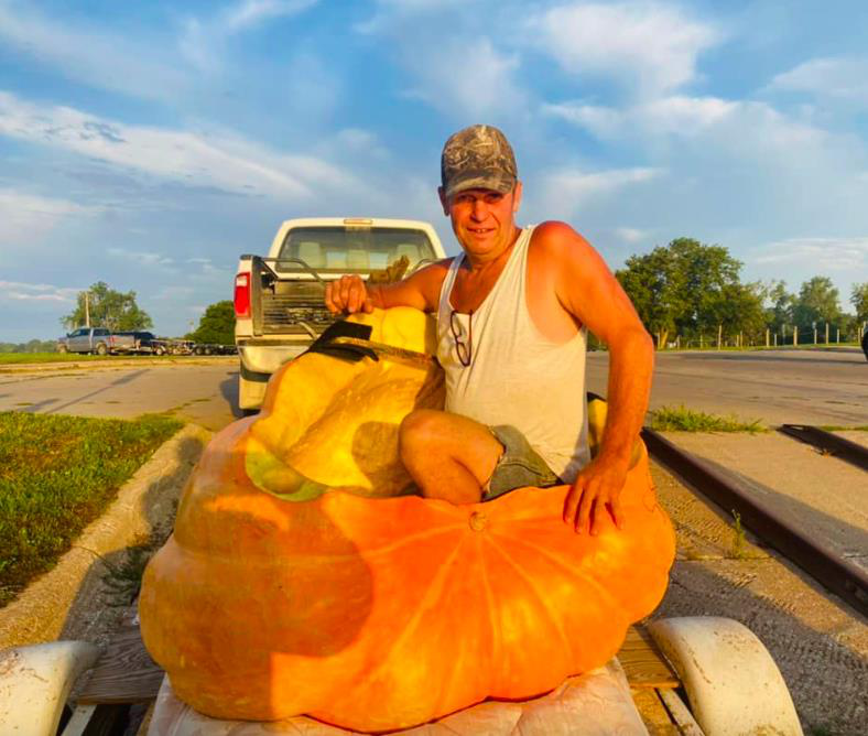 美国内布拉斯加州男子汉森27日为了庆祝60岁生日，乘坐一个巨型南瓜并在密苏里河划行了38英里（约61公里），有望打破金氏世界纪录。图／截自脸书（@City of Bellevue, Nebraska）(photo:UDN)
