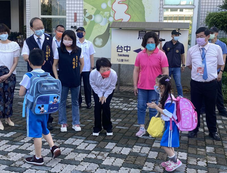 台中市長盧秀燕今天上午7時20分在烏日國小大門口，迎接上實體課的小學生，並且視察防疫情形。記者趙容萱／攝影