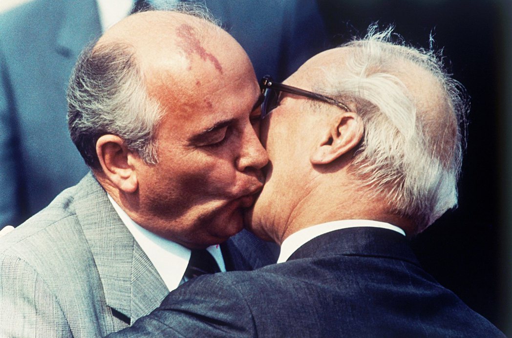 1987年5月，戈巴契夫與東德國務委員會主席親吻。 圖／美聯社