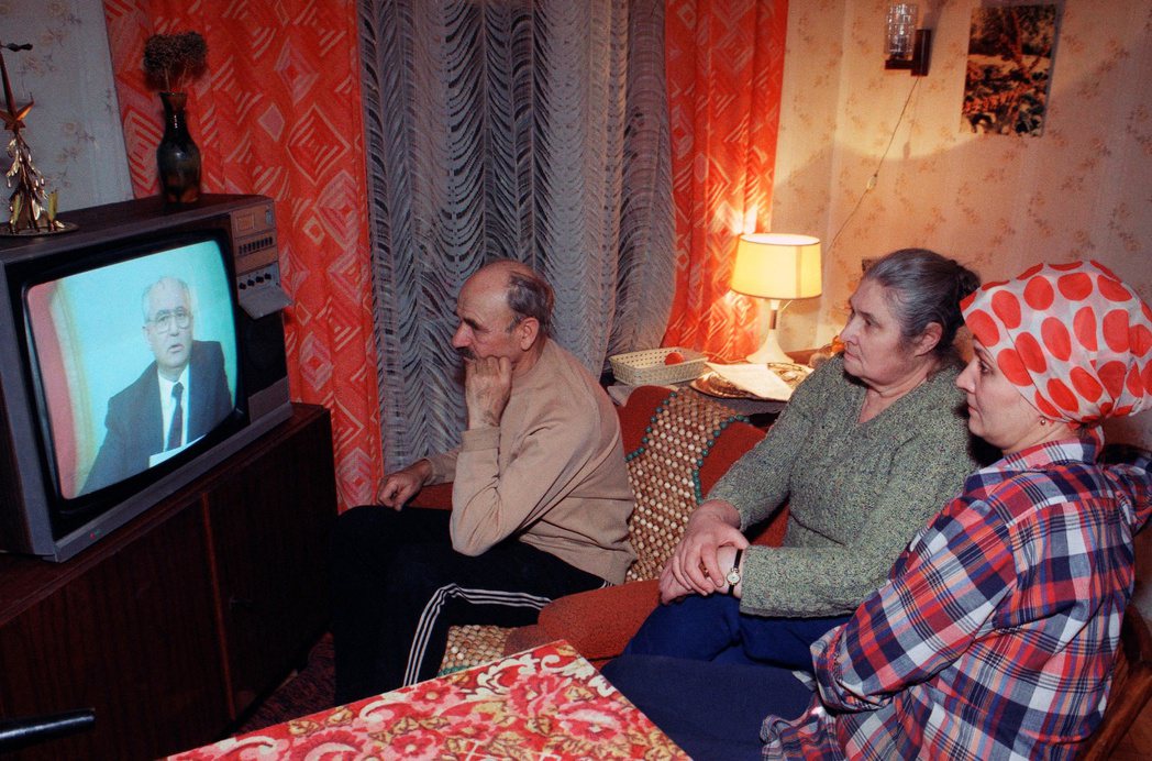 1991年12月25日，人們守在電視機前收看戈巴契夫宣布辭職。 圖／美聯社