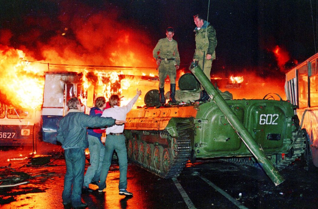 1991年8月，蘇聯政府內部高層試圖發動政變不成功，戈巴契夫恢復權力。 圖／美聯...