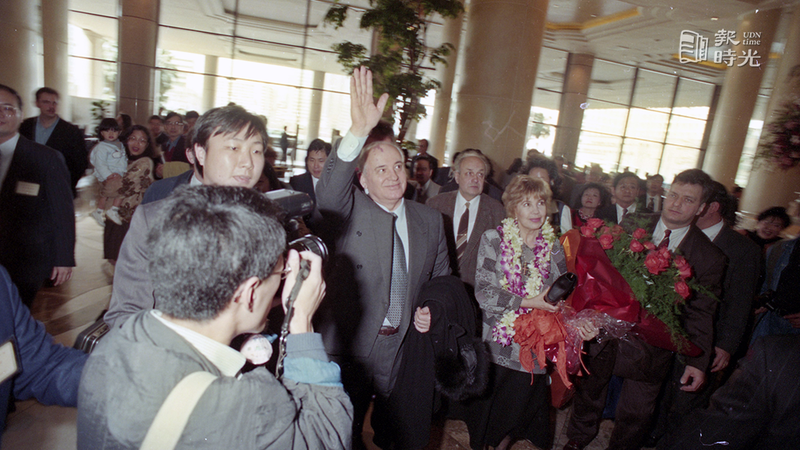 蘇聯前總統戈巴契夫(中)及其夫人蕾莎(右捧花者)抵台後下榻台北凱悅飯店。圖＼聯合報系資料照（1994/03/20　林錫銘攝影） 
