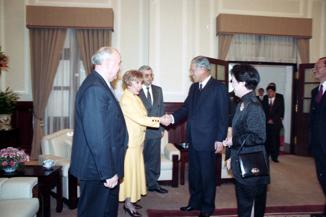 1994年3月，前蘇聯領導人戈巴契夫（左一）、夫人蕾莎（左二）到總統府拜會總統李登輝（右三）、總統夫人曾文惠（右二），旁為總統府發言人戴瑞明（右一）。 圖／聯合報系資料照