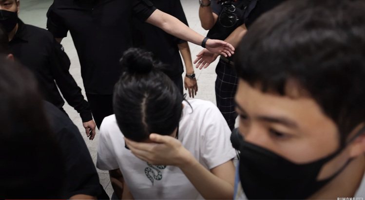 Jennie結束美國行程返韓，31日現身韓國仁川機場。圖／擷自YouTube