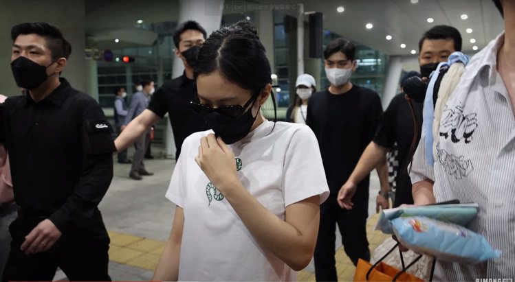 Jennie結束美國行程返韓，31日現身韓國仁川機場。圖／擷自YouTube