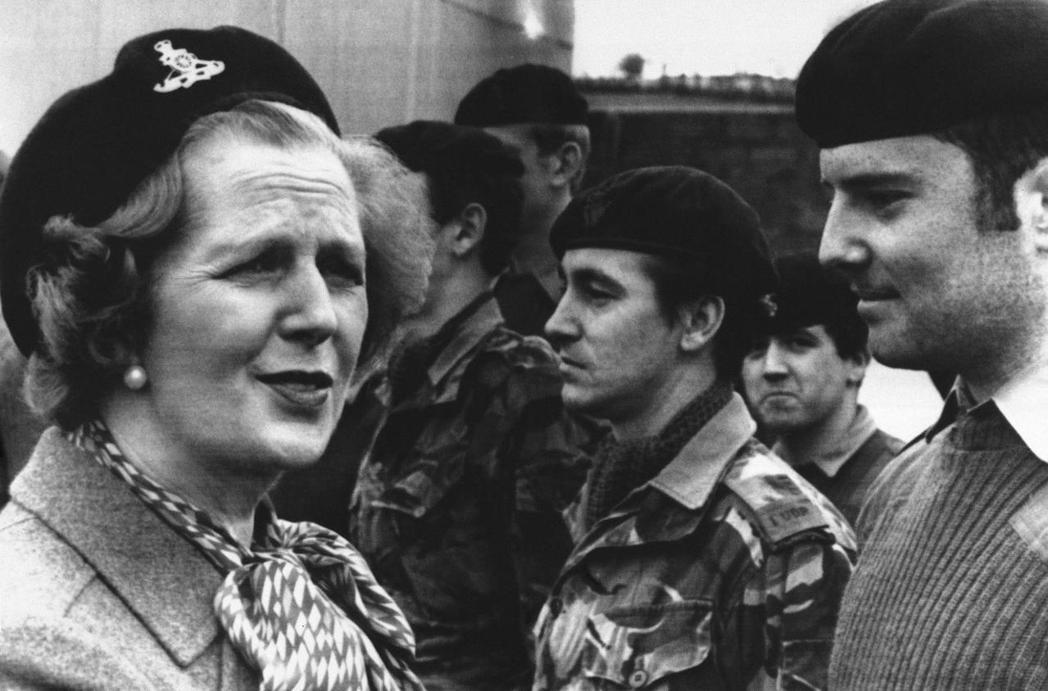1981年柴契爾夫人視察英國軍隊。 圖／美聯社　
