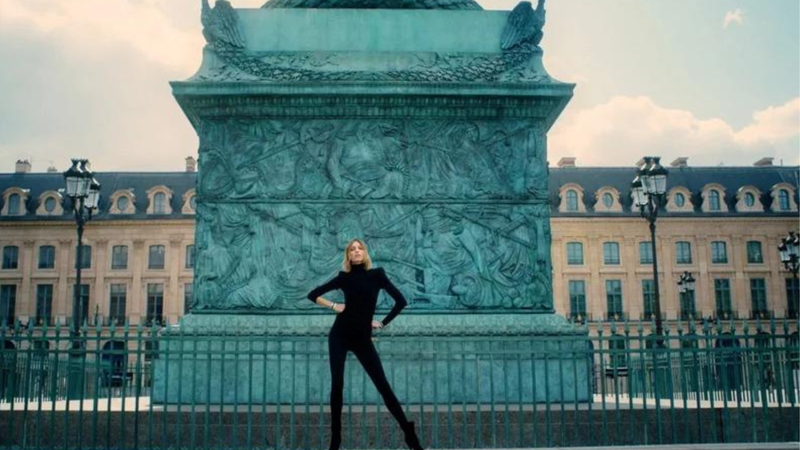 Anja Rubik在巴黎芳登廣場前盡情展現肢體、姿勢，並穿戴上由Boucheron創意總監Claire Choisne為此形象廣告所設計的珠寶作品。圖 / Boucheron提供