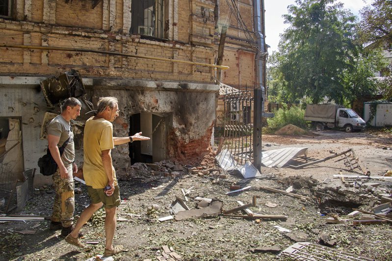 图为乌克兰东北部哈尔科夫市中心一处遭砲击受损的建筑物。欧新社(photo:UDN)
