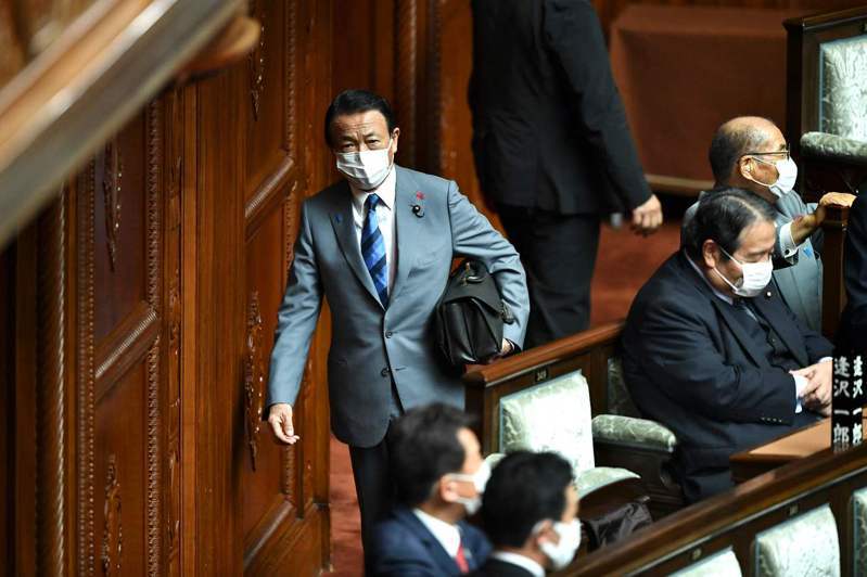 日本執政黨自由民主黨副總裁麻生太郎（圖中）。圖／法新社資料照