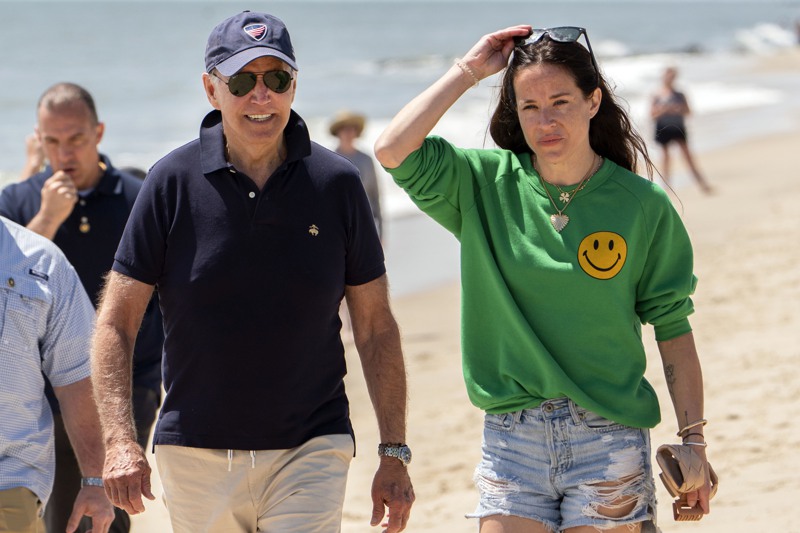美國總統拜登女兒艾希莉（右）2020年與朋友一起住在德拉海灘，她當年春季搬走後留下日記和其他物品。遭人偷走並高價轉售。美聯社