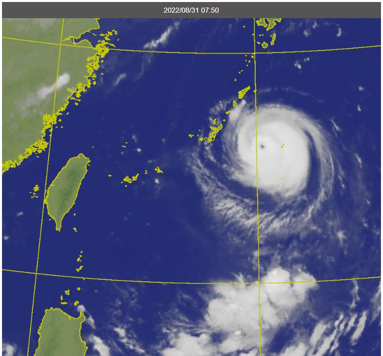 軒嵐諾颱風位於琉球那霸以東，結構完整，颱風眼清晰可見。圖／取自氣象局網站