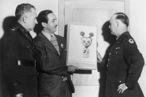 華特迪士尼(左2)二戰期間向美軍將領致贈米老鼠戴防毒面具的手繪草圖。美聯社
