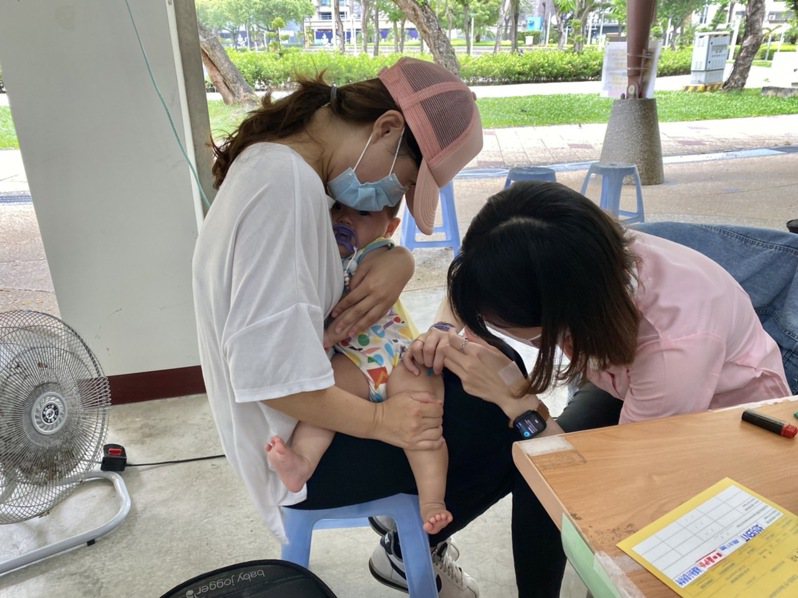 家長今天帶幼兒到文心森林公園接種站接種疫苗。圖／醫師施勝桓提供