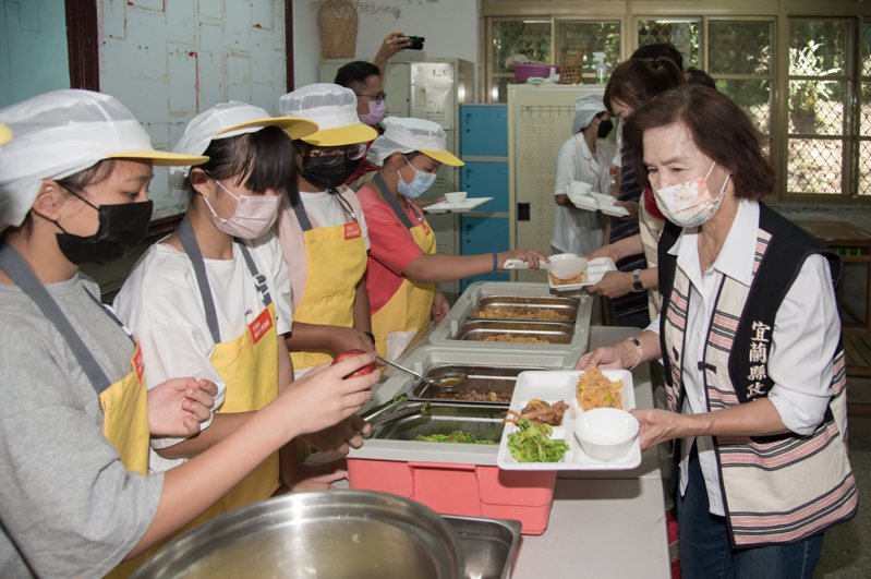 宜蘭縣長林姿妙（右）表示，大同國中中央廚房的啟用，能讓偏鄉學生吃到營養又健康的營養午餐。圖／宜蘭縣政府提供