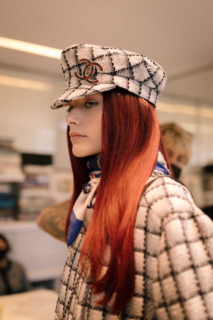 香奈兒本季以斜紋軟呢製作告式各樣單品，包括英倫男孩風的帽子。圖／香奈兒提供