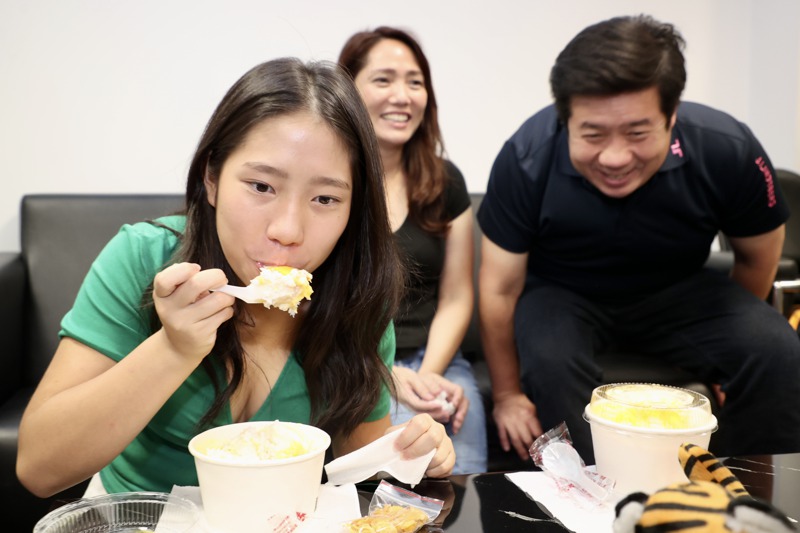 「小小頂級廚師美國版」（MasterChef Junior USA）第8季冠軍朱如茵（左）與父母返台，最想念台灣芒果冰滋味。記者林俊良／攝影