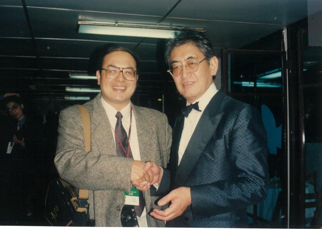 藍祖蔚（左）訪問日本導演大島渚。圖／國家電影及視聽文化中心提供