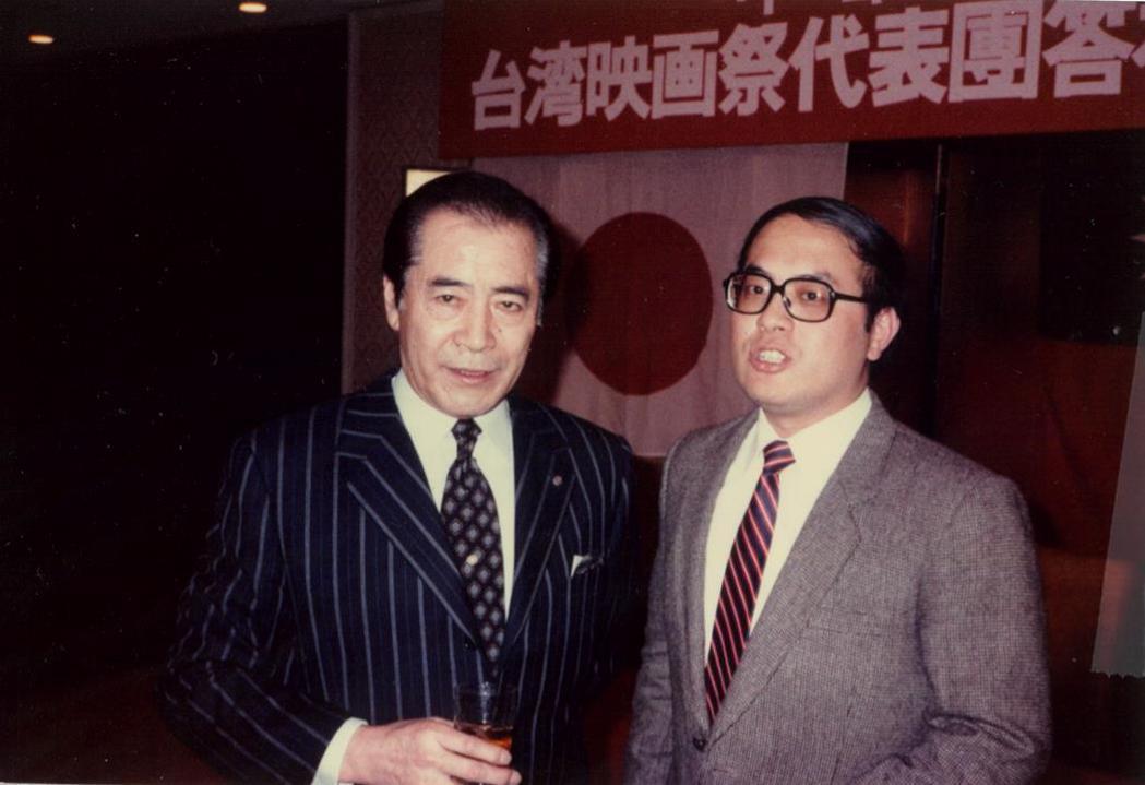 藍祖蔚（右）訪問日本明星三船敏郎。圖／國家電影及視聽文化中心提供