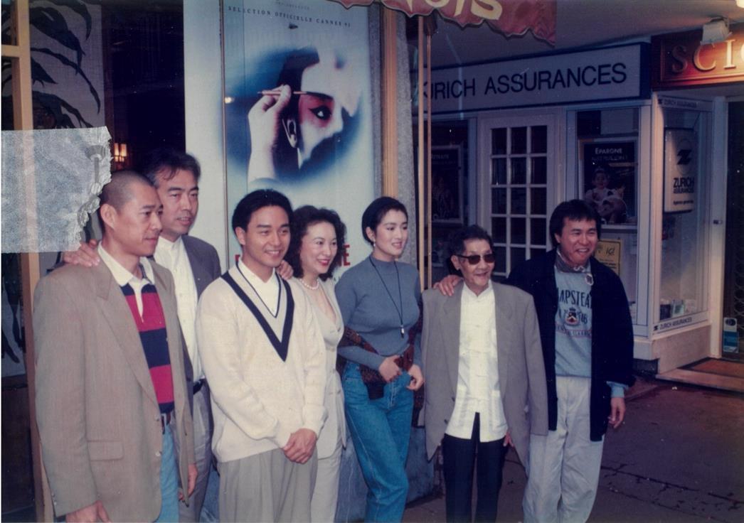 1993年，「霸王別姬」劇組與「戲夢人生」劇組在坎城合影，藍祖蔚見證。左起為張豐...