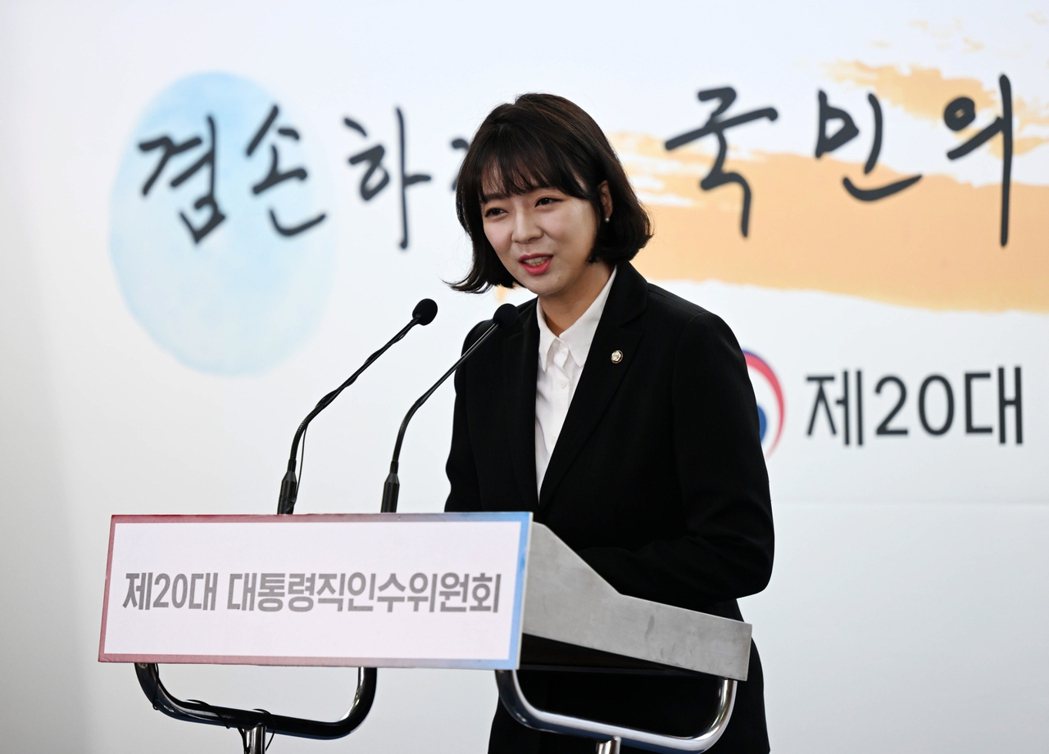 裴賢鎮是MBC當家主播出身、在2020年當選國會議員後，又成為國民力量最高委員，...