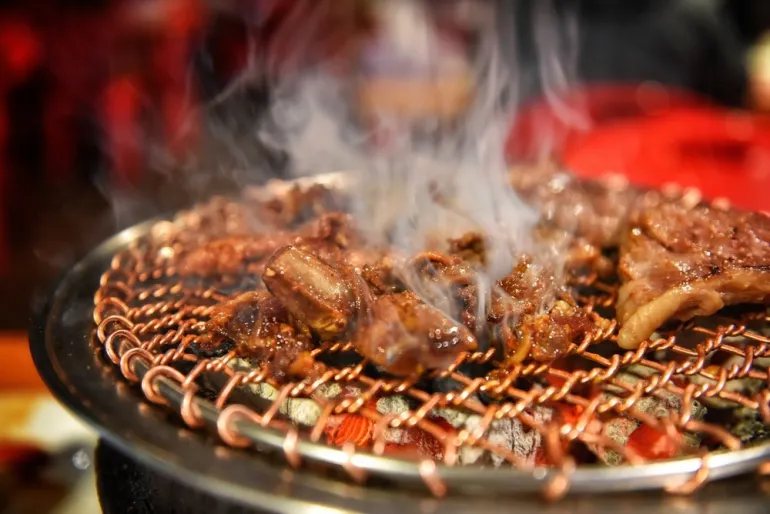 烤肉時除了會因木炭本身燃燒產生外，肉品中的油脂滴落到高溫時也會產生裂解。 圖／好...