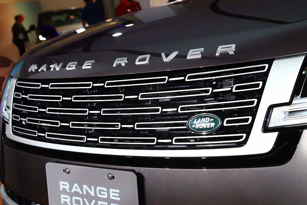 全新第五代Land Rover Range Rover的水箱護罩搭配水平線條的鍍...