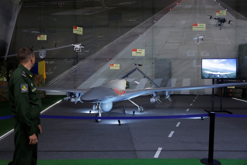 俄國8月中舉辦「2022年國際軍事技術論壇」秀出俄烏戰場的戰利品，圖為土耳其製造的「旗手」攻擊型無人機。路透