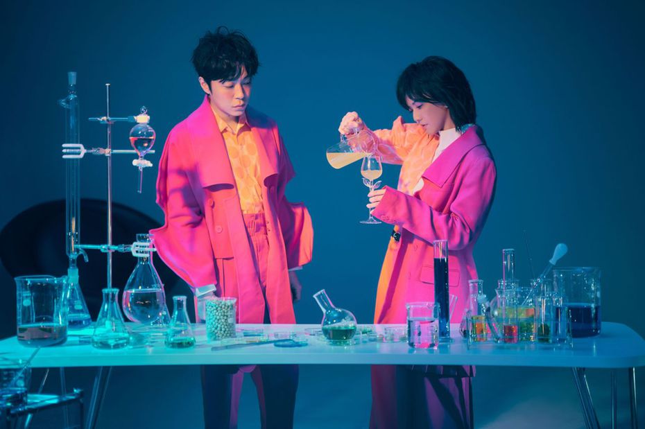 吳青峰(左)視孫燕姿為偶像，推出合唱新歌「醉鬼阿Q」。圖／環球音樂提供