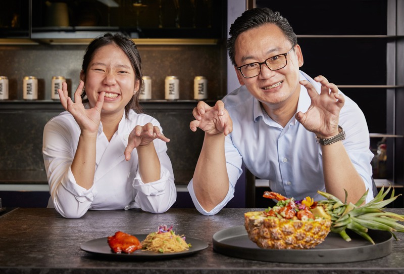 《小小廚神美國版》第八季冠軍朱如茵（左），這次替台灣虎航設計2道飛機餐，旅客可在機上吃到她比賽時製作的改良料理。圖／台灣虎航提供