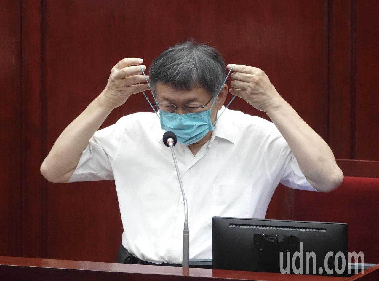 疫情再升溫，台北市長柯文哲下午在市議會備詢時表示防疫將趨嚴，有嚴禁敬酒、唱歌要戴口罩等措施。記者曾吉松／攝影