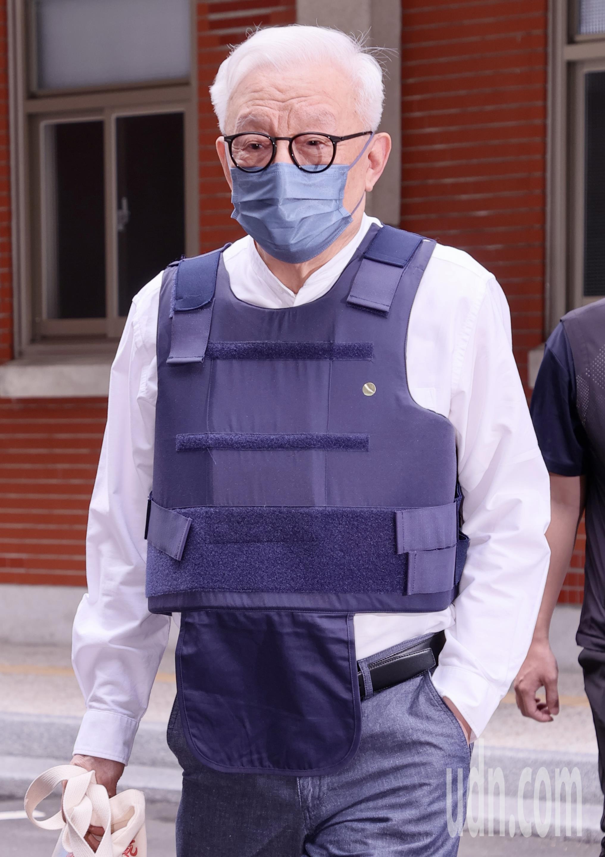 聯電前董事長曹興誠今天上午在立法院康園餐廳舉辦國際記者會，他身著防彈背心步入會場。記者許正宏／攝影