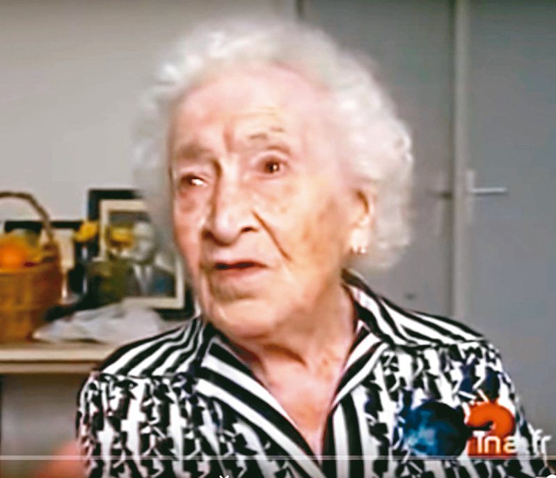世界第一人瑞佳妮‧卡勒蒙（1875-1997）114歲生日當天接受採訪，她是一位幽默感十足的老太太。（圖／取自網路）