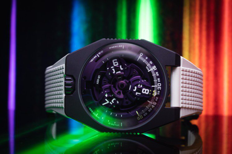 URWERK以紫色為靈感原點，帶來一款UR-100V UltraViolet腕表。圖 / URWERK提供