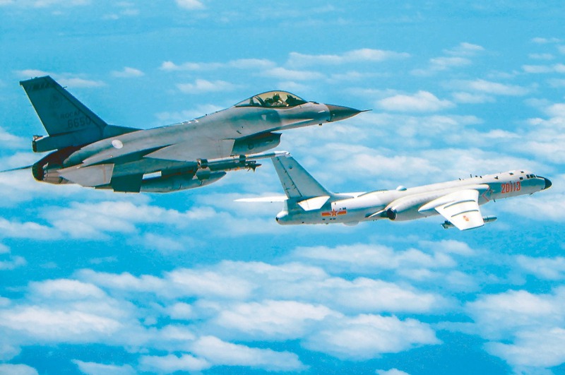 在海峽中線默契消失後，兩岸海空兵力近距接觸將更頻密，發生意外的可能性也增高。圖為去年我F-16戰機「伴飛」共軍轟6。圖／國防部提供