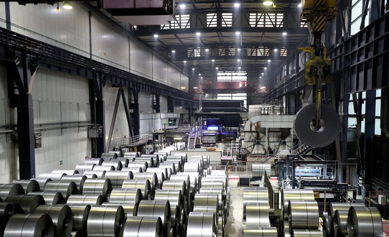 日本车厂丰田和全球第二大钢厂阿赛洛米塔尔，皆向客户宣布调涨钢价，转嫁高涨的生产成本。（欧新社）(photo:UDN)