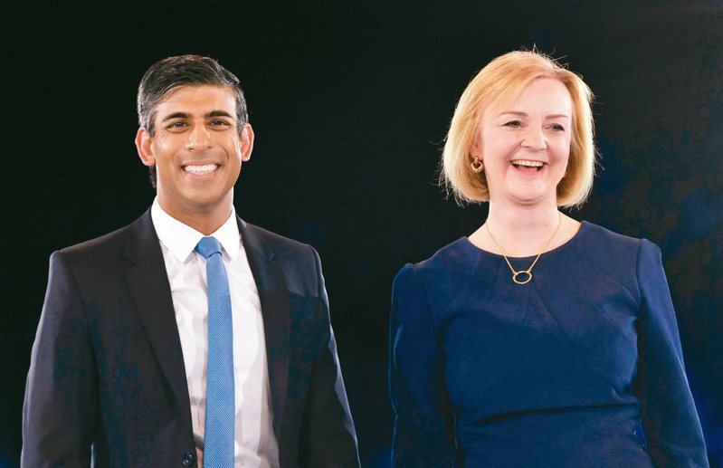 角逐英国保守党党魁暨首相的苏纳克（左）与特拉斯（右）八月卅一日同台。（欧新社）(photo:UDN)