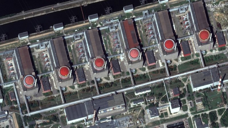 衛星照片拍攝到札波羅熱核電廠內六座反應爐機組。（美聯社）