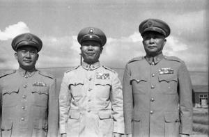 1954年9月2日，新任憲兵司令羅友倫中將（左）與卸任憲兵司令黃珍吾中將（右）之交接典禮，由代參謀總長彭孟緝上將（中）主持。圖／聯合報系資料照片