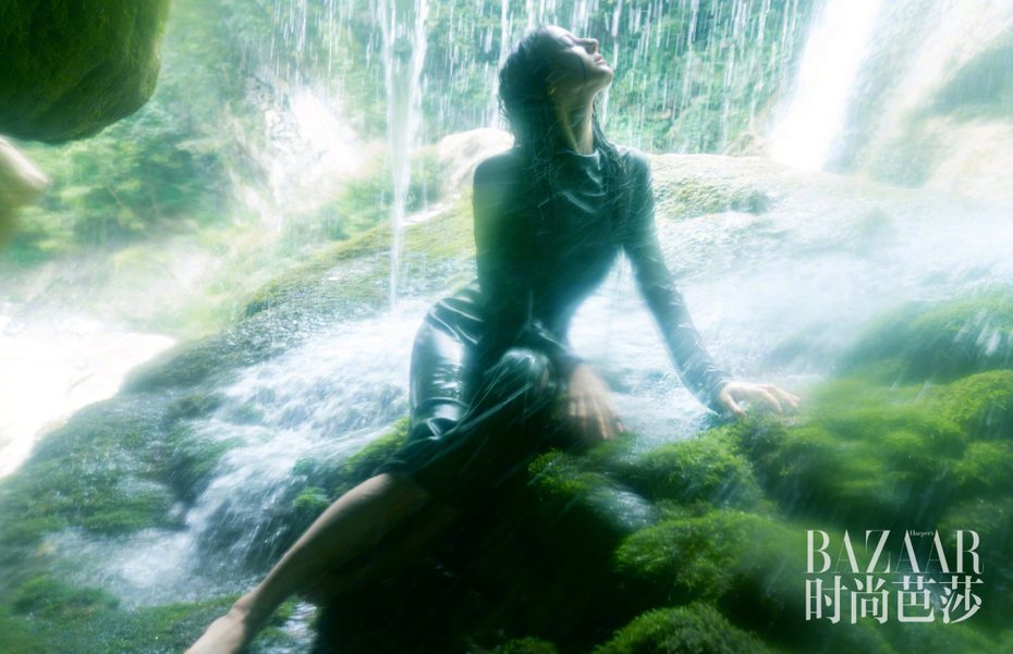 迪麗熱巴為時尚芭莎九月刊拍攝封面，曝光原始絕佳狀態。圖／摘自時尚芭莎微博