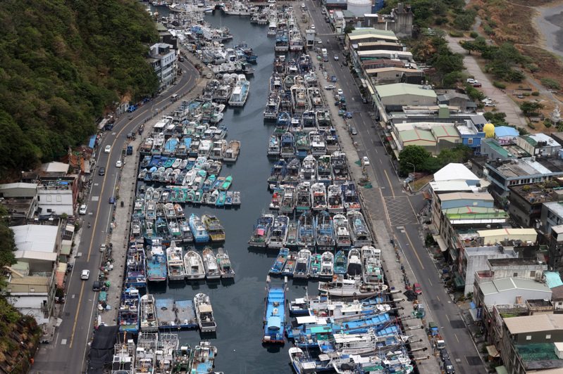 軒嵐諾颱風逼近且發布海上颱風警報，宜蘭南方澳漁港內擠滿入港避風的漁船。記者胡經周／攝影