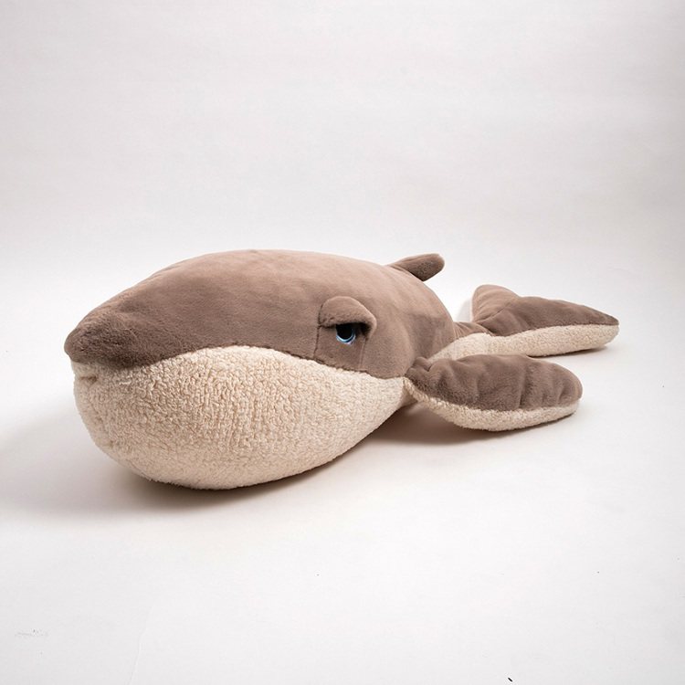 HOLA慵懶海洋動物造型抱枕8折，鯨魚促銷價1,359元。圖／HOLA提供
