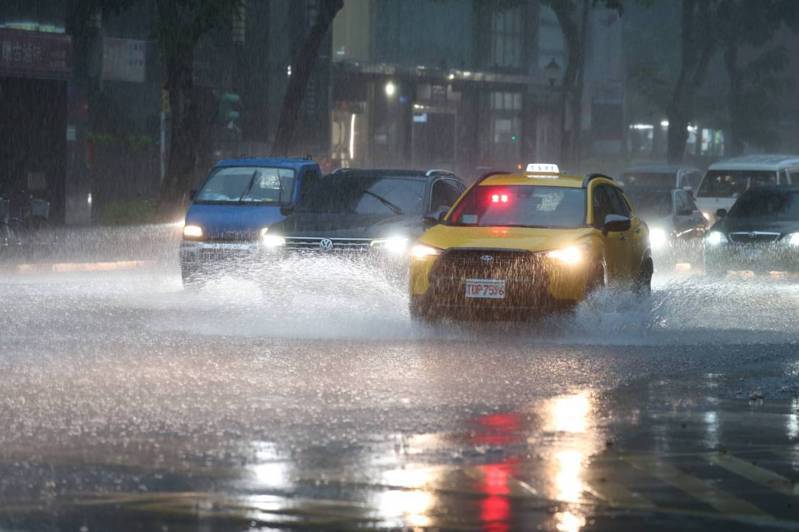 軒嵐諾颱風來勢洶洶，台北街頭不少路段出現積水現象，汽車車經過時水花四濺。記者邱德祥╱攝影