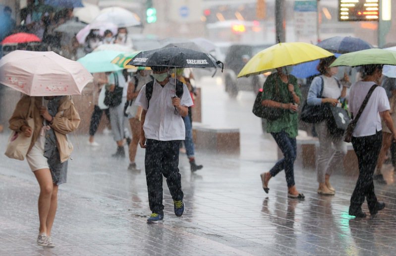 中度颱風軒嵐諾接近台灣，降雨持續，而且影響更為明顯。記者余承翰／攝影