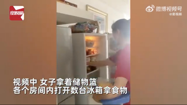 四川成都一女子家中竟「囤」了11台冰箱。（截圖自影片）