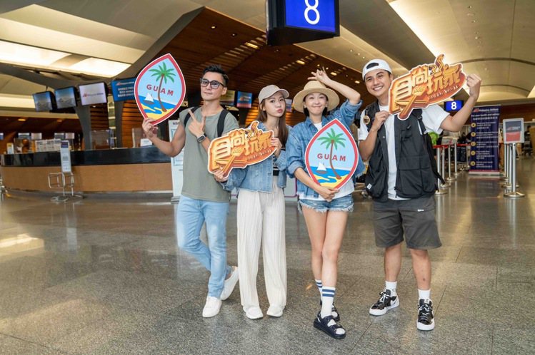 曾子余(右起)、六月、林莎、是元介成為「食尚玩家」第一批出國的主持群。圖／TVBS提供