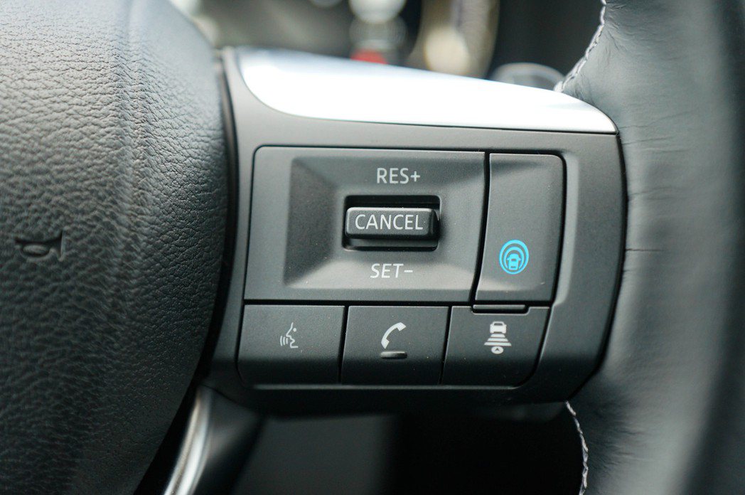 藍色的按鈕，便是Infiniti一直以來配備的一鍵啟動安全輔助鍵。 記者趙駿宏／...
