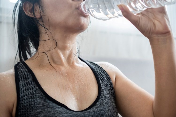 喝進去的水要能被身體吸收，保留在身體裡，需要電解質的幫忙，因此補充水份必須同時注重水與電解質。<br />圖／常春月刊提供