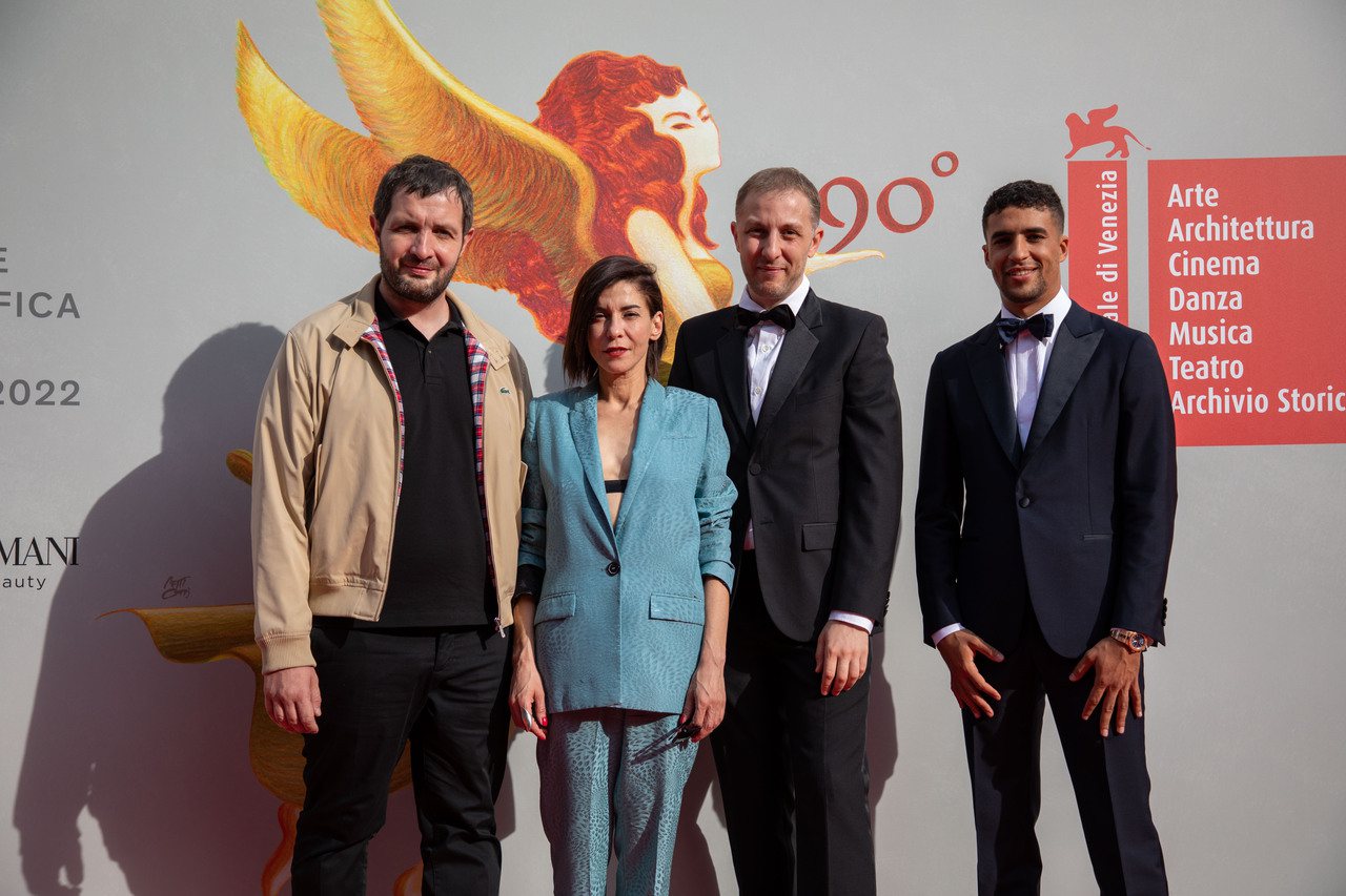 演員卡里姆萊克盧(左起)、演員魯比娜艾茲巴爾、導演哈希德阿米、演員沙伊恩布曼丁出席「為了國家」威尼斯首映。圖／文策院提供