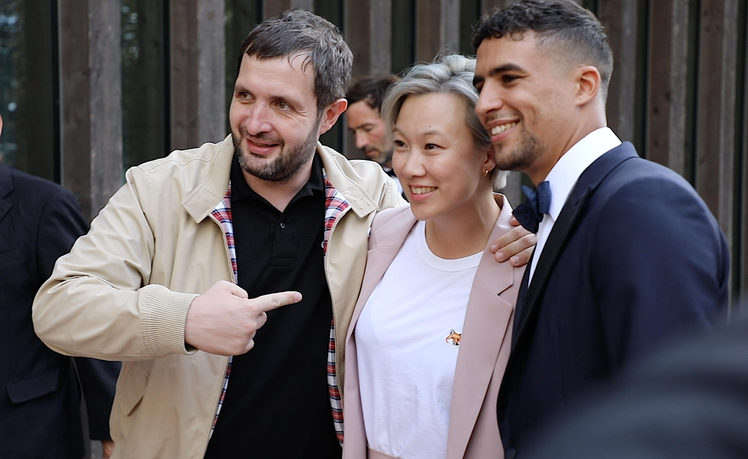 演員卡里姆萊克盧(左起)、製片人馬君慈、演員沙伊恩布曼丁出席「為了國家」威尼斯首映。圖／文策院提供